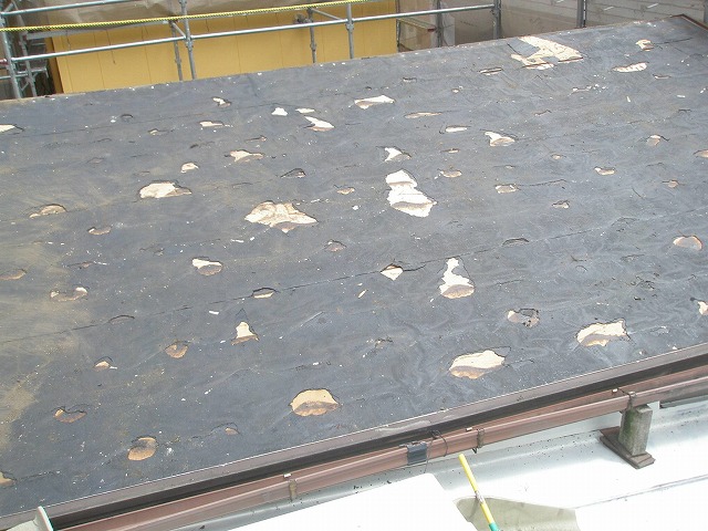 名古屋市守山区で金属屋根材での葺き替えのため下地補強で構造用合板と防水シートを施工